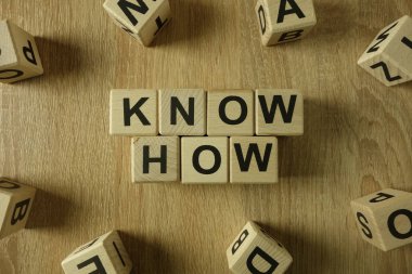 Biliyorum nasıl masa ahşap bloklar metinden