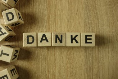 Tahta bloklar danke Word'den üstünde okul sırası