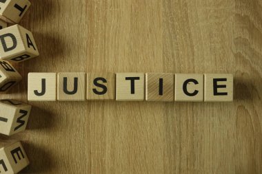 Tahta bloklar adalet Word'den üstünde okul sırası