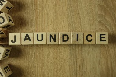 Tahta bloklar sarılık Word'den üstünde okul sırası