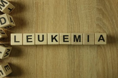 Tahta bloklar lösemi Word'den üstünde okul sırası