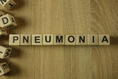 Tahta bloklar pnömoni Word'den üstünde okul sırası