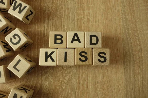 Bad Kiss Tekst Van Houten Blokken Het Bureau — Stockfoto