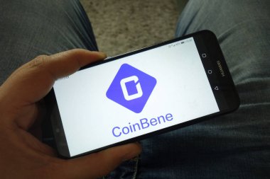 Konskie, Polonya-31 Mart 2019: Coinbene cryptocurrency Döviz logosu ile adam tutarak akıllı telefon