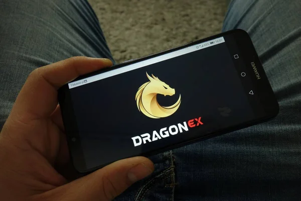 Konskie ポーランド 2019 Dragonex 暗号通貨の交換ロゴとスマートフォンを保持している人 — ストック写真