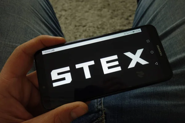 Konskie Polen März 2019 Mann Hält Smartphone Mit Stex Logo — Stockfoto