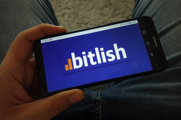 Конский Поланд Марта 2019 Года Человек Держащий Смартфон Логотипом Bitlish — стоковое фото