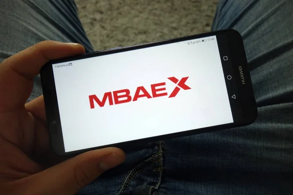 Konskie Polen März 2019 Mann Hält Smartphone Mit Mbaex Kryptowährungsaustauschlogo — Stockfoto