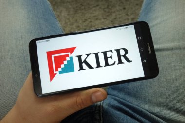 Konskie, Polonya - 13 Nisan 2019: Kier Group plc logolu akıllı telefon tutan adam