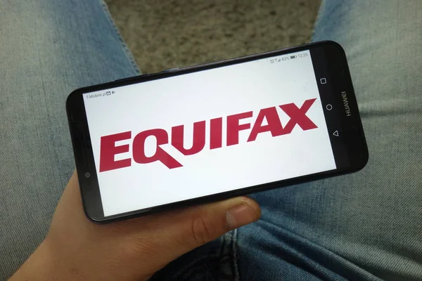 Konskie Lengyelország Április 2019 Ember Gazdaság Okostelefon Equifax Inc Cég — Stock Fotó