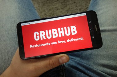 Konskie, Polonya - 13 Nisan 2019: Grubhub Inc. web ticaret platformu logosu na sahip akıllı telefon tutan adam