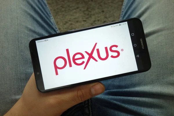 Konskie Polen April 2019 Mann Hält Smartphone Mit Plexus Logo — Stockfoto