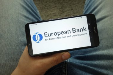 Konskie, Polonya - 13 Nisan 2019: Avrupa Yeniden Yapılanma ve Kalkınma Bankası (Ebrd) logosuolan akıllı telefonu elinde bulunduran adam