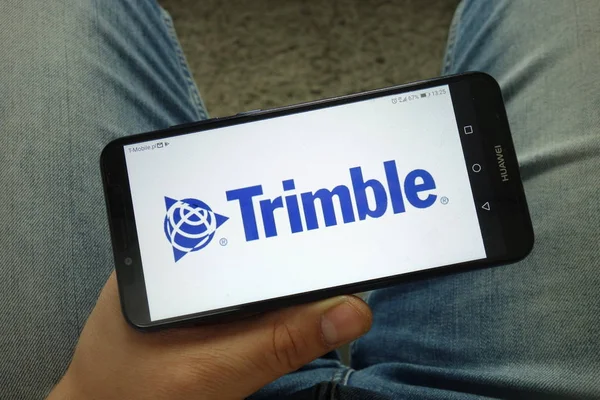 Konskie Polska Kwietnia 2019 Człowiek Posiadający Smartfon Logo Firmy Trimble — Zdjęcie stockowe