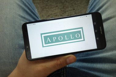 Konskie, Polonya - 13 Nisan 2019: Apollo Global Management, Llc logolu akıllı telefon tutan adam
