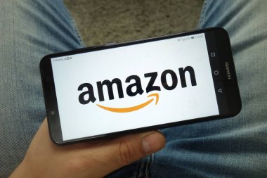 Konskie, Polonya - 13 Nisan 2019: Amazon.com Şirket logolu akıllı telefon tutan adam