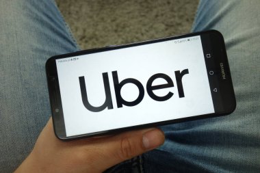 Konskie, Polonya - 13 Nisan 2019: Uber Technologies Inc. logolu akıllı telefon tutan adam