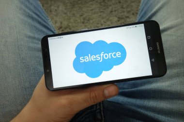 Konskie, Polonya - 13 Nisan 2019: Salesforce.com, Inc. logolu akıllı telefon tutan adam