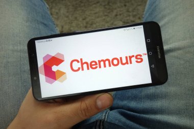 Konskie, Polonya - 13 Nisan 2019: Chemours Company logolu akıllı telefon tutan adam