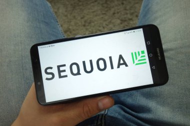 Konskie, Polonya - 13 Nisan 2019: Sequoia Capital firma logolu akıllı telefon tutan adam