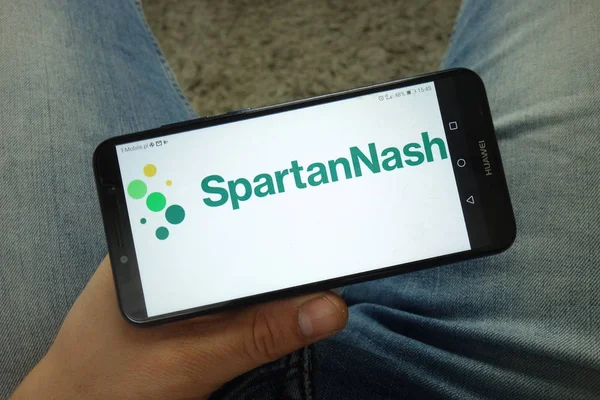 Konskie Polen April 2019 Mann Hält Smartphone Mit Spartanischem Firmenlogo — Stockfoto