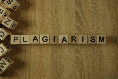 Masadaki ahşap bloklardan intihal kelimesi