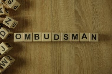 Masadaki ahşap bloklardan ombudsman kelimesi