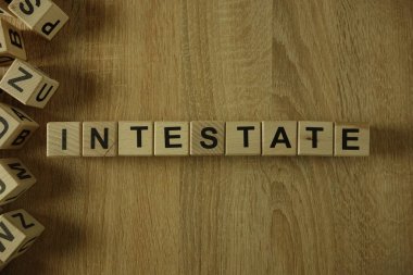 Masadaki ahşap bloklardan intestate kelimesi
