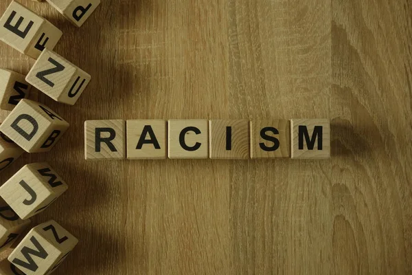 Rassismus Wort Aus Holzklötzen Auf Schreibtisch — Stockfoto