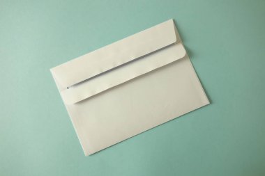 Yumuşak arka plan üzerindeki zarf