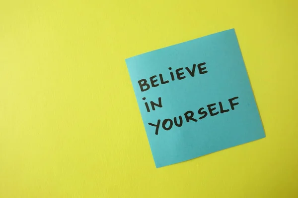 Cree en ti mismo escrito en nota adhesiva azul, concepto de motivación — Foto de Stock