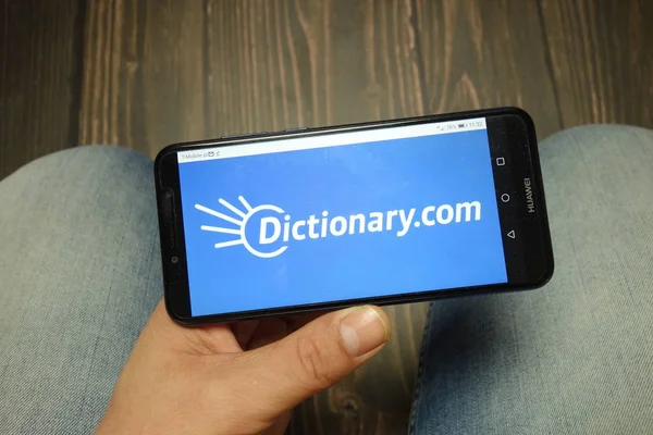 Konskie, Polonya - 05 Mayıs 2019: Dictionary.com logosu akıllı telefonda görüntülendi