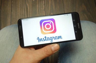 Konskie, Polonya - 05 Mayıs 2019: Akıllı telefonda görüntülenen Instagram logosu