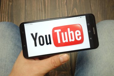 Konskie, Polonya - 05 Mayıs 2019: Akıllı telefonda görüntülenen Youtube logosu