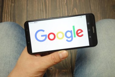 Konskie, Polonya - 05 Mayıs 2019: Google logosu akıllı telefonda görüntülendi