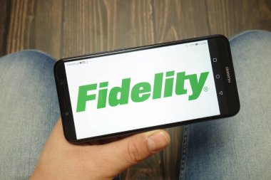 Konskie, Polonya - 05 Mayıs 2019: Akıllı telefonda görüntülenen Fidelity logosu