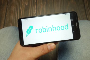 Konskie, Polonya - 05 Mayıs 2019: Robinhood şirket logosu akıllı telefonda görüntülendi