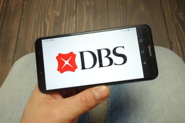 Konskie, Polonya - 05 Mayıs 2019: Akıllı telefonda görüntülenen Dbs Bank logosu