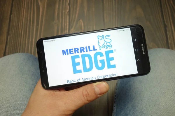 Konskie, Polonya - 05 Mayıs 2019: Merrill Edge işlem platformu logosu akıllı telefonda görüntülendi — Stok fotoğraf