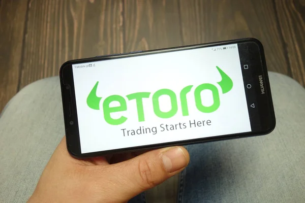 KONSKIE, POLONIA - 05 MAYO 2019: logotipo de la empresa Etoro mostrado en el teléfono inteligente — Foto de Stock