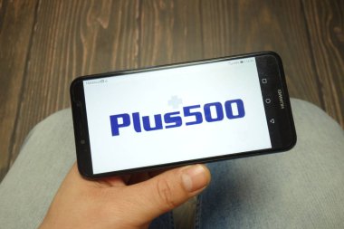 Konskie, Polonya - 05 Mayıs 2019: Plus500 şirket logosu akıllı telefonda görüntülendi