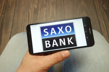 Konskie, Polonya - 05 Mayıs 2019: Akıllı telefonda görüntülenen Saksafon Bankası logosu