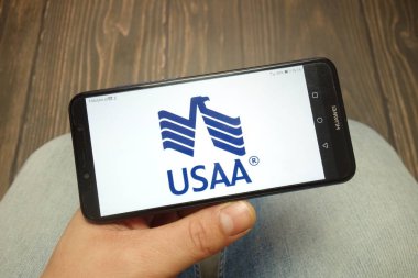 Konskie, Polonya - 05 Mayıs 2019: United Services Automobile Association Usaa logosu akıllı telefonda görüntülendi