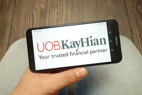 KONSKIE, POLOGNE - 05 MAI 2019 : Logo UOB Kay Hian Holdings Limited affiché sur smartphone — Photo