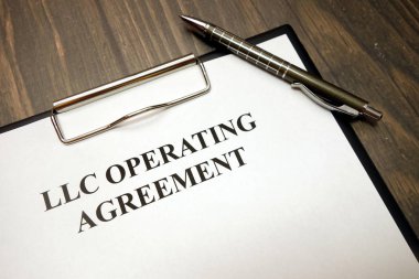 Llc işletim sözleşmesi ve masa üzerinde kalem ile Pano