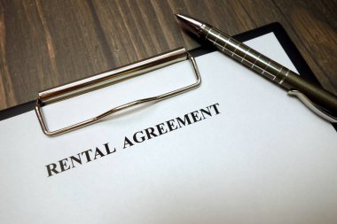 Masa üzerinde kira sözleşmesi ve kalem ile Pano