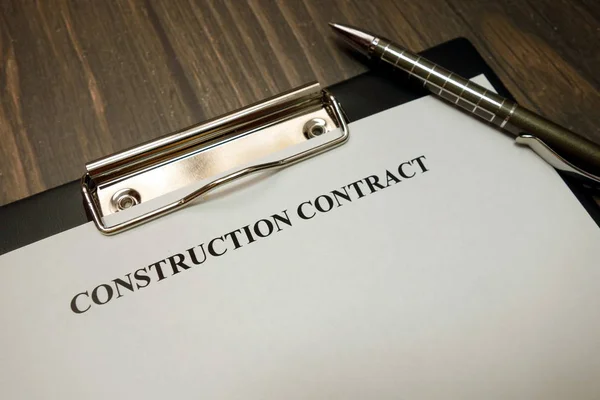 Appunti con contratto di costruzione e penna sulla scrivania — Foto Stock