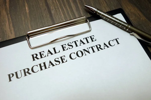 Urklipp med fastighetsköp kontrakt utkast och penna — Stockfoto