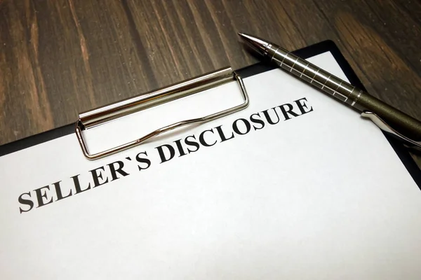 Área de transferência com vendedores disclosure mockup e caneta na mesa — Fotografia de Stock