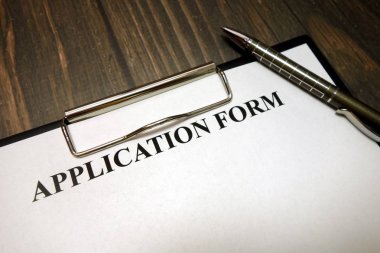 Uygulama formu mockup ve kalem masa üzerinde pano